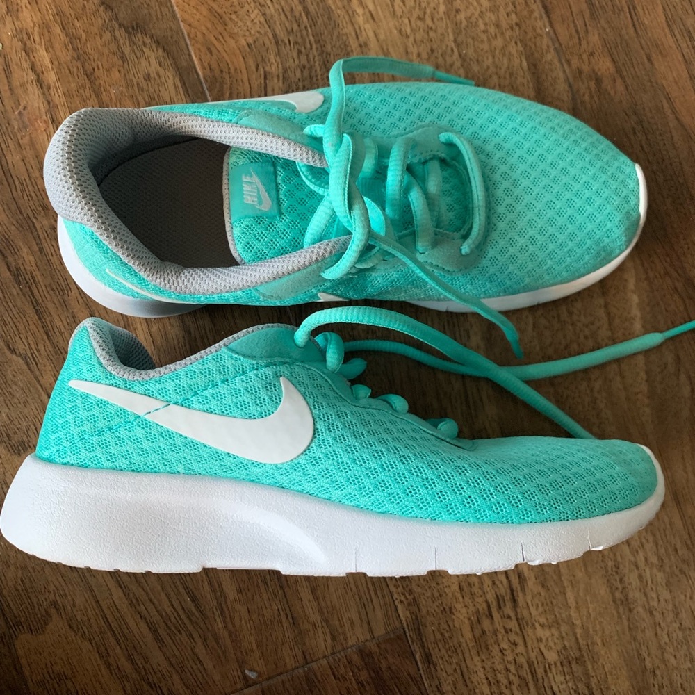 Girls 2.5 US Teal White Nikes Shoes Sneakers